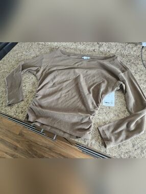 NWT ATHLETA PRESENCE PRACTICE TOP, SIZE MEDIUM, RUCHED SIDES AND THUMBHOLES